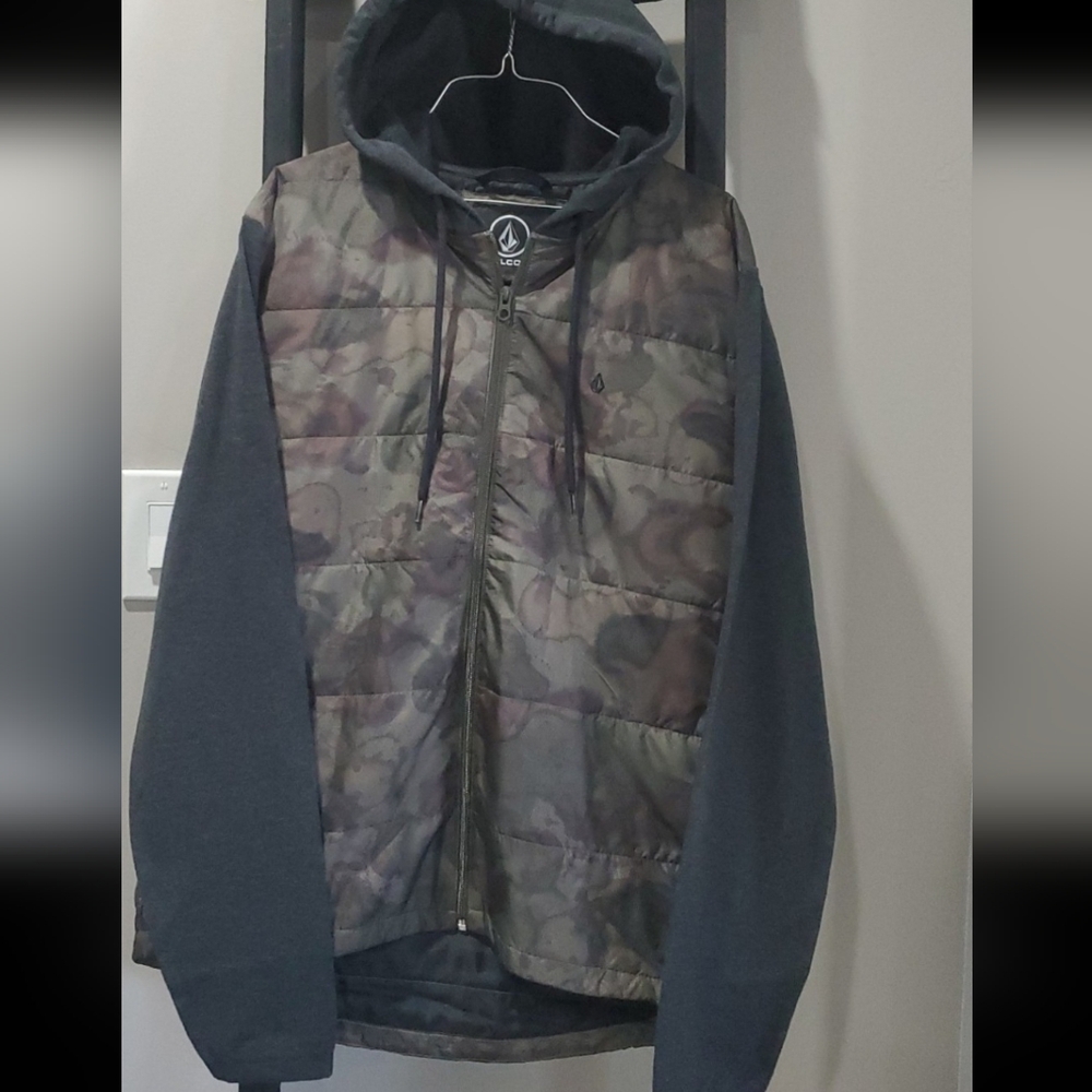 NWT Volcom Camo Hooded Jacket L